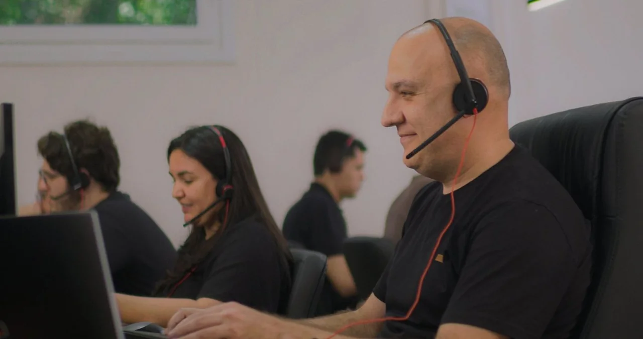 Equipe de especialistas da Ema em atendimento